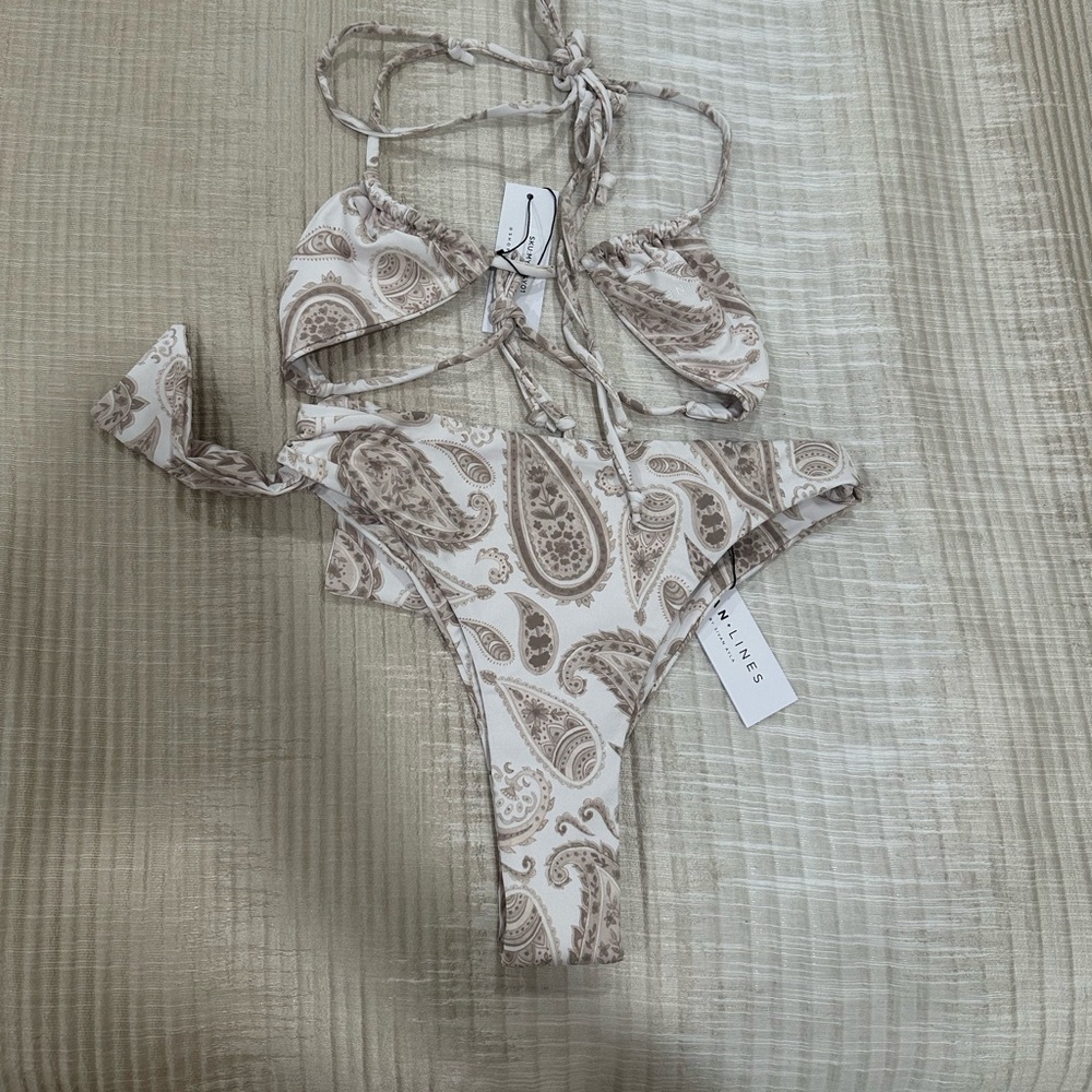 Nwt tan+lines mykonos top and oahau bottom. Paisley